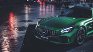 綠色Mercedes-AMG跑車在夜晚停放在濕潤的城市街道上，帶有霓虹反射。