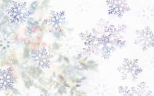 銀色雪花在柔和的白色節日背景上閃爍，伴隨著模糊的綠植。