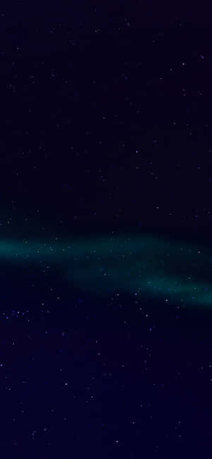 一道發光的青綠色北極光在繁星點點的夜空中舞動。 — 深色iPhone壁紙