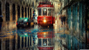 紅色電車在夜晚濕漉漉的城市街道上的雨水坑中倒映。