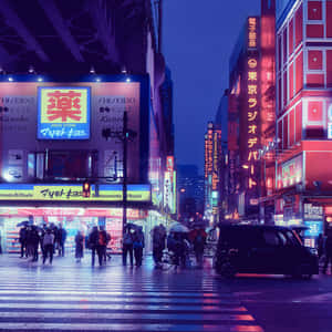 雨夜的東京街道，閃爍的霓虹燈和穿行的行人。 — 日本 壁紙