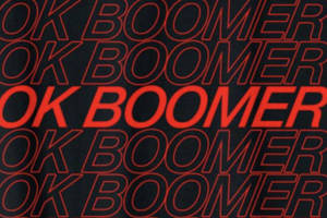 黑色背景上重複的紅色輪廓 OK BOOMER 文字