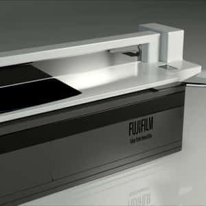 Fujifilm打印機的特寫，具有簡潔的現代設計和品牌文字。 — iPad 第10代 壁紙
