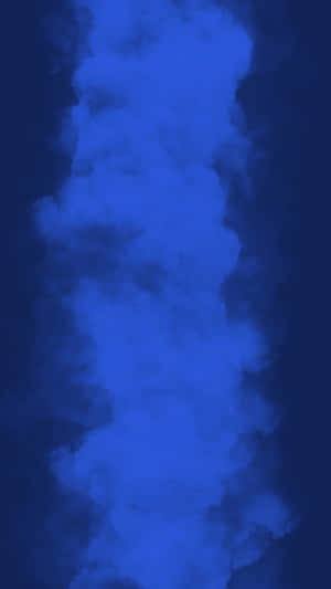 藍色煙霧在深色背景下垂直升起。