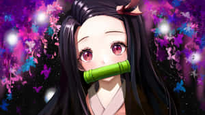 長黑髮粉紅眼睛的動漫女孩，戴著綠色竹製口塞，被發光的紫色和藍色花卉和蝴蝶環繞。