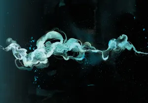 在深色背景上,一道發光的藍綠色抽象漩渦與散落的粒子。