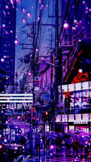紫色霓虹燈照亮了夜晚雨中的東京街道，有發光的招牌和行人。 — 紫色花朵 壁紙