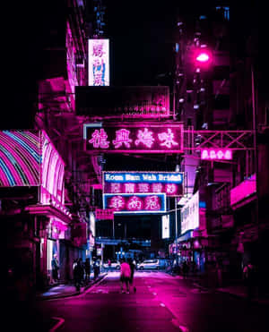 夜晚霓虹燈照亮的小巷，閃爍的招牌和濕漉漉的人行道反射粉紅色光芒。