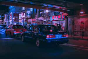 黑色出租車在東京霓虹燈街道的夜晚，潮濕人行道上的倒影。