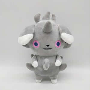 一隻灰色的 Pokémon 鐵甲犀牛毛絨玩具，擁有粉紅色眼睛和白色點綴。