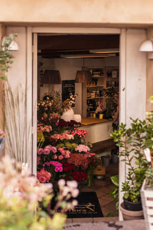 花店入口，充滿色彩繽紛的花朵和溫暖的燈光。 — Vivo Pad 壁紙