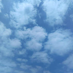 柔軟的白雲漂浮在清澈的藍天上 — 深藍色 壁紙