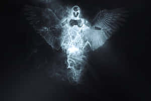 一個發光的天使形象，翅膀由煙霧構成，襯托在黑暗背景上。 — 靈性動態圖 壁紙