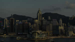 黃昏時分的香港天際線，山脈和水域 — 夜景城市 壁紙