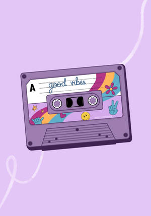 淡紫色背景上帶有 'good vibes' 標籤和和平標誌的紫色卡式帶。
