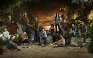 Cast of Lost 在日落時分，以棕櫚樹和海洋為背景的熱帶島嶼上。