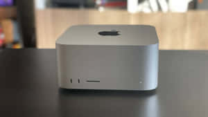 深色桌子上的銀色 Apple Mac mini 電腦 — Mac GIF 壁紙