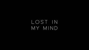 黑色背景上顯示 lost in my mind 的白色文字。