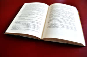 柔和窗光下，木製書桌上有打開的書和筆。
