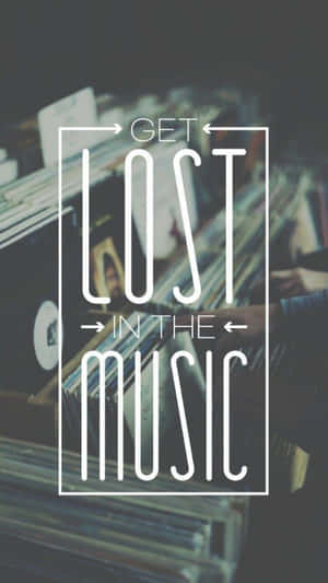 手翻閱黑膠唱片，文字「get lost in the music」 — 音樂 GIF 壁紙