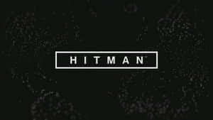 深色粒子背景上的矩形內白色 HITMAN 文字。