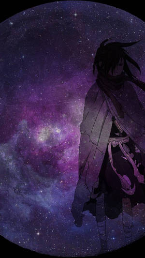 動漫角色披著斗篷，手持劍，背景是星光燦爛的紫色星系。