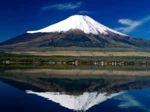 富士山倒映在寧靜的湖泊中，天空清澈湛藍。 — 美景 壁紙
