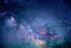 在深藍色夜空中閃耀著宇宙塵埃和星辰的銀河系。