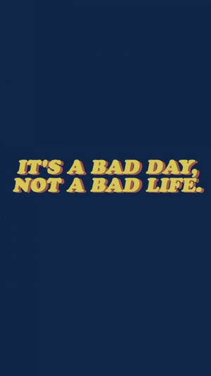 勵志語錄文字，藍底黃字寫著「It's a bad day not a bad life」。