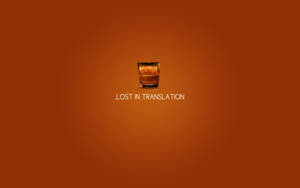 橙色漸變背景上一個裝有冰塊的威士忌酒杯和 lost in translation 文字。