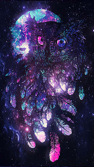 一隻擁有銀河圖案羽毛和發光眼睛的神秘貓頭鷹，在繁星點點的宇宙場景中。