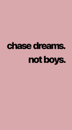 勵志名言「chase dreams not boys」以黑色文字顯示在粉紅色背景上 — 鎖屏 壁紙