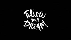 黑色背景上寫有「Follow your DREAM」的白色手寫文字。