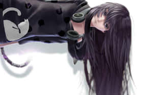 長黑發動漫女孩穿著貓咪主題服裝和耳機。