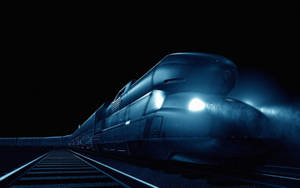 一輛高速列車帶著明亮的車頭燈在夜間穿過黑暗的隧道。