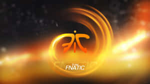 Team Fnatic 電競標誌，帶有發光的橙色漩渦和鏡頭光暈。