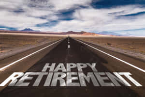 沙漠高速公路，路面塗有「HAPPY RETIREMENT」字樣，通往山脈。
