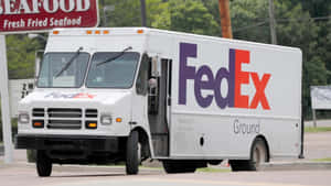 FedEx送貨車停泊在海鮮餐廳招牌附近。
