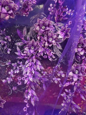帶有亮片和水鑽的紫色花卉蕾絲布料。 — 3:4 壁紙