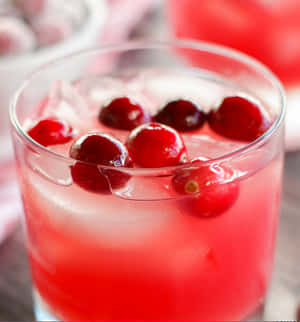 一杯加冰和新鮮莓果的蔓越莓飲品。 — Galaxy Z Flip 8 壁紙