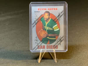復古 Elvin Hayes 籃球交易卡，置於保護盒中展示。