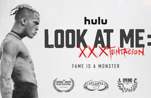 Hulu《Look At Me: XXXTENTACION》的黑白宣傳海報，赤裸上身的男子和粗體文字。