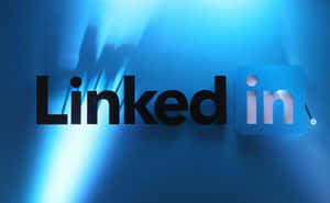 LinkedIn標誌在帶有光線條紋的藍色漸變牆上發光。