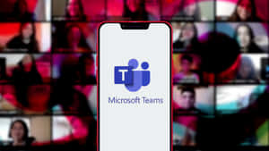 智能手機顯示 Microsoft Teams 應用程式，背後有模糊的視像通話網格。
