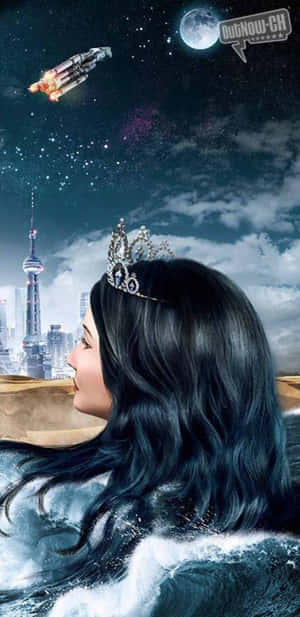 戴著皇冠的女性從海浪中浮現，凝視著星空下、有火箭和月亮的未來城市。 — Galaxy S10 壁紙