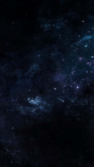 廣闊黑暗空間，充滿星星和發光藍色星雲。