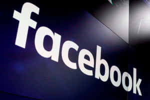 在深色數碼顯示屏上發光的Facebook標誌，可見金融數據。