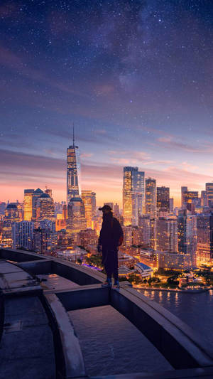人站在屋頂上凝視著星空下的城市天際線 — 紐約市 壁紙
