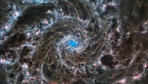 具有藍色核心和宇宙塵埃雲中發光恆星的螺旋星系 — 銀河系 壁紙