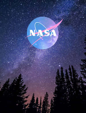 NASA標誌在星空夜空背景下，松樹剪影。